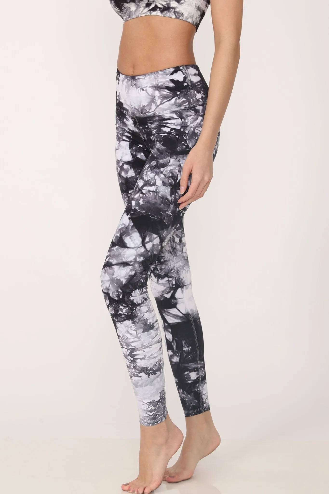 ALAMAE Women's Dani Tie-Dye Legging in Black