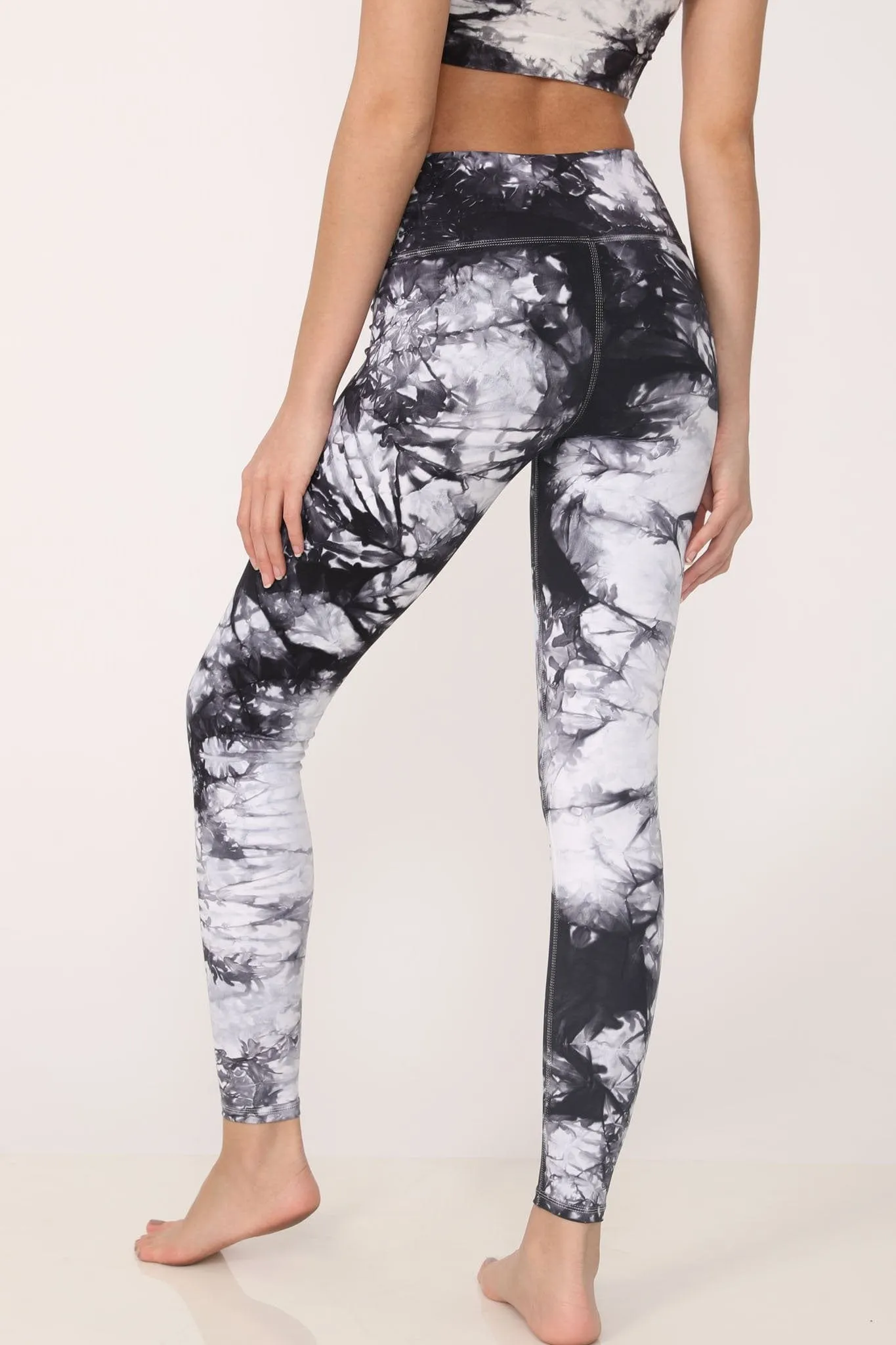 ALAMAE Women's Dani Tie-Dye Legging in Black