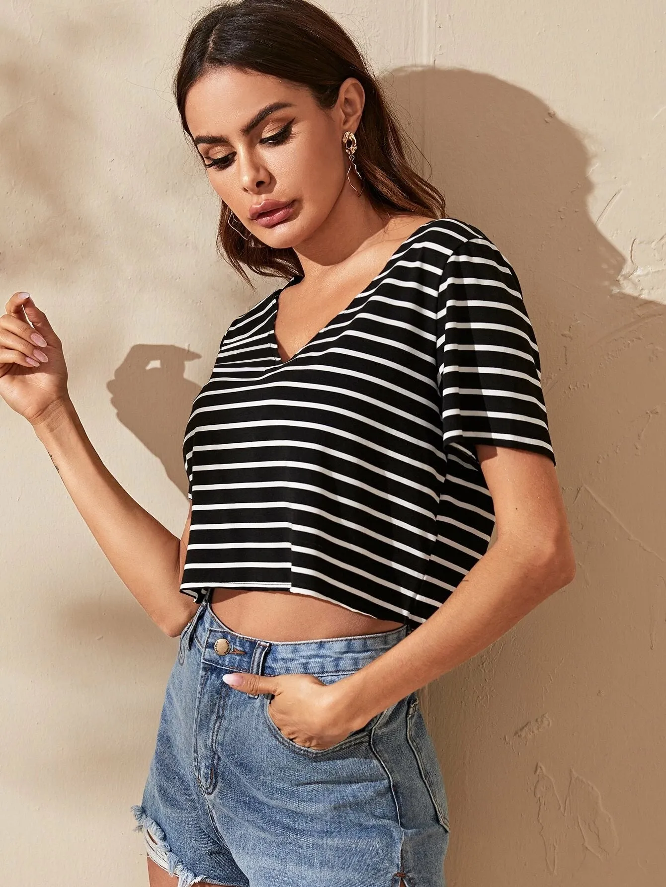 SHEIN EZwear V-neck Striped Crop Tee